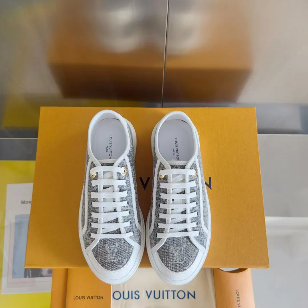 👟👟Ex-factory price 420👟👟 LV Louis Vuitton L Home Donkey Brand’s latest Lagoon series Thick-soled denim denim Embossed Presbyopia Thick-soled Casual sneakers Skateboard shoes Original purchase and development Production This Lagoon sneaker is made of Monogram denim, injecting a retro flavor into the classic design. The Louis Vuitton logo pops out from the leather trim, and the inscribed eyelets, trim and laces highlight the exquisite details. The rubber outsole embellished with Monogram flowers completes the whole. Exquisitely packaged at the delivery counter🛍📦 ▪️ Fabric: Original imported custom first-layer cowhide ▪️ Lining: Original imported cowhide lining ▪️ Sole: Original open-molded non-slip TPU material ▪️ Bottom thickness: 2.5CM ▪️ Size: Women's size 35-40 (41, 42 can be customized)
